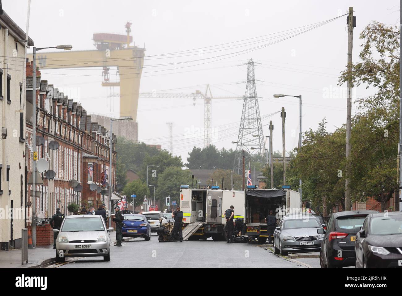 Technische Offiziere der Armee (ATO) am Schauplatz in der Dee Street, Belfast, mit einem Roboter, um Fahrzeuge während eines Sicherheitsalarms nach der Entdeckung eines verdächtigen Objekts zu überprüfen. Bilddatum: Montag, 22. August 2022. Stockfoto