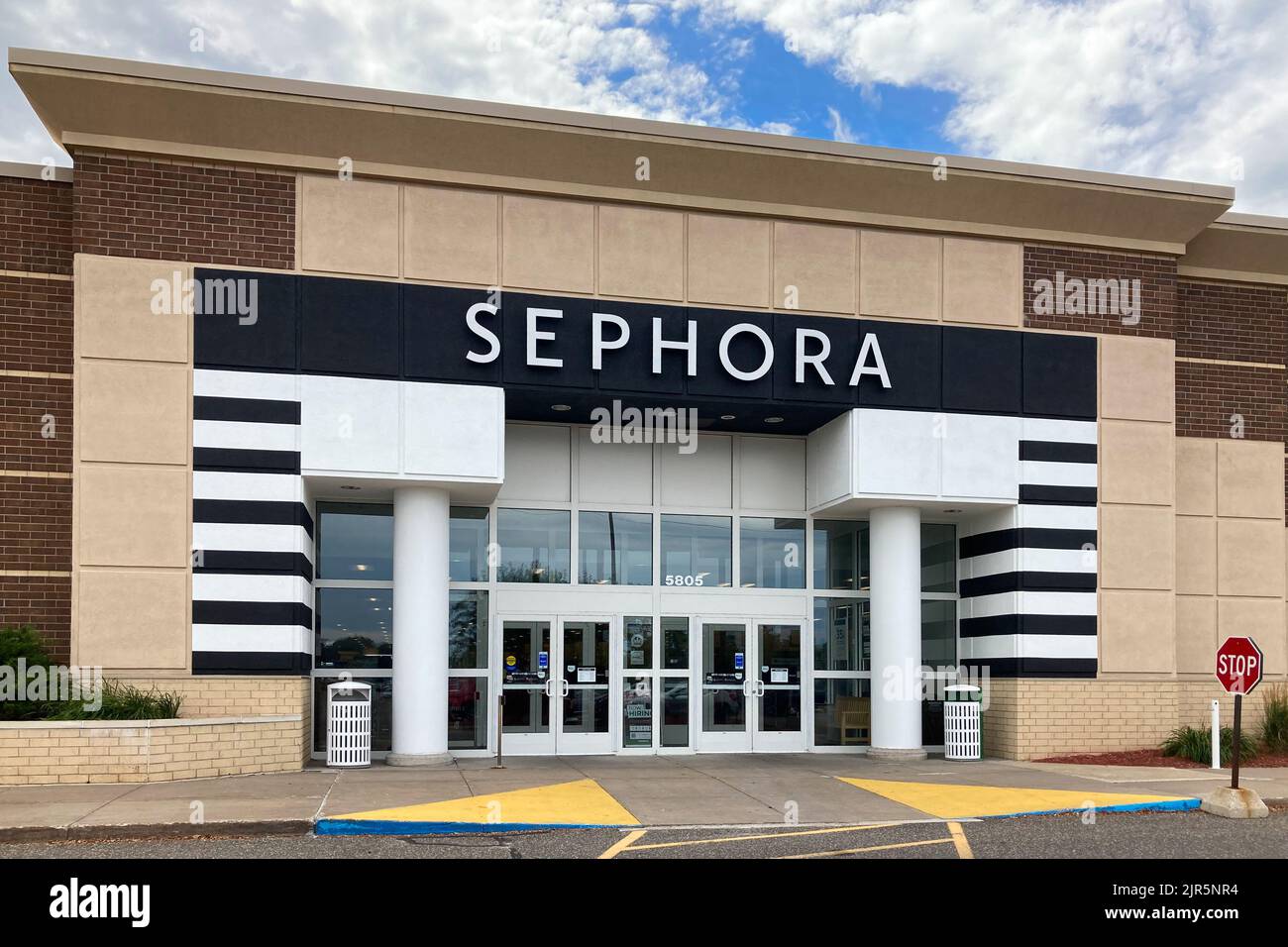 STILLWATER, MN, USA - 18. JUNI 2022 - Sephora at Kohls Retail Exterieur-Schild und Markenlogo. Stockfoto