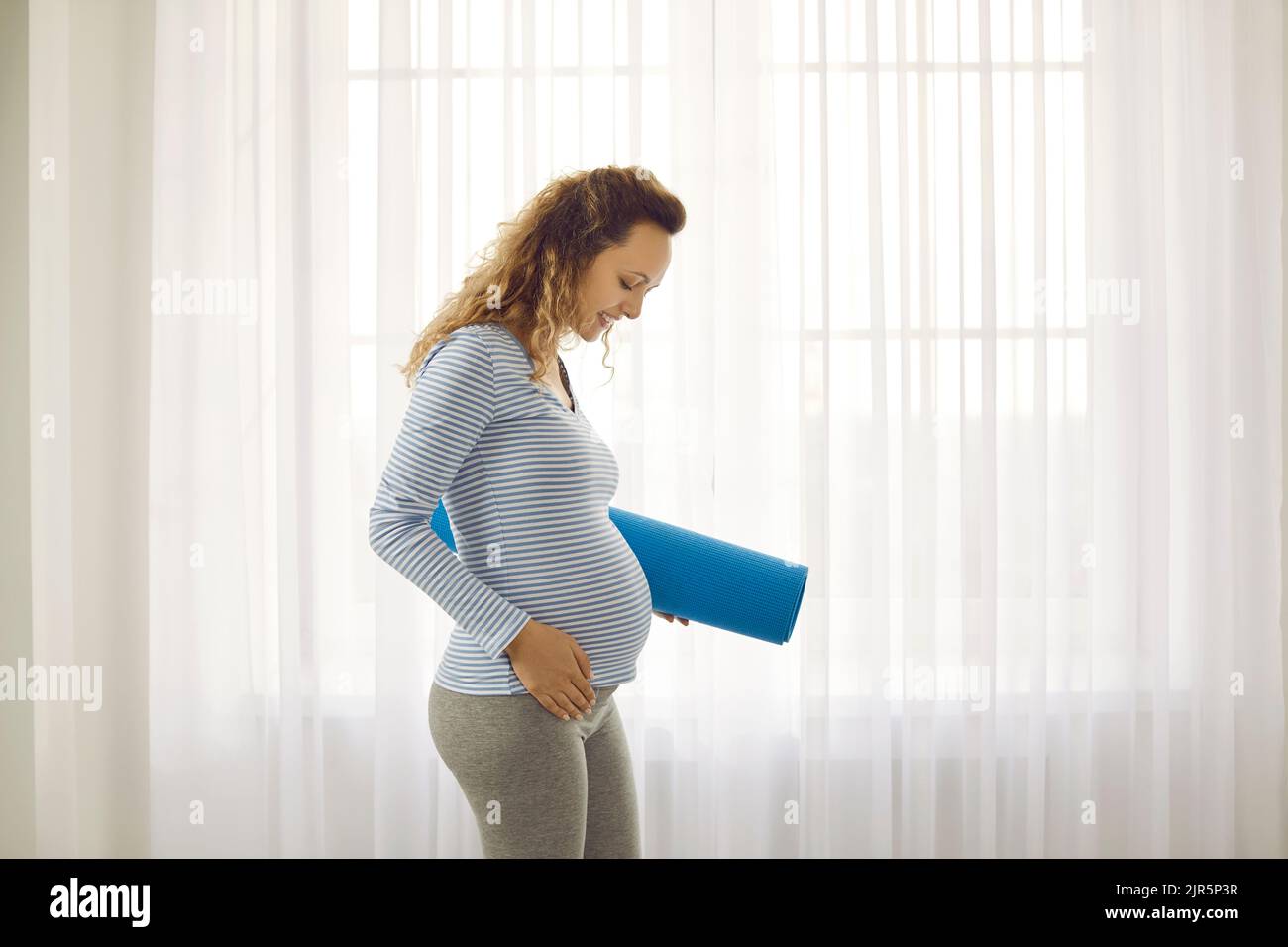 Gesunde Schwangere bereit für den Yoga-Kurs Stockfoto