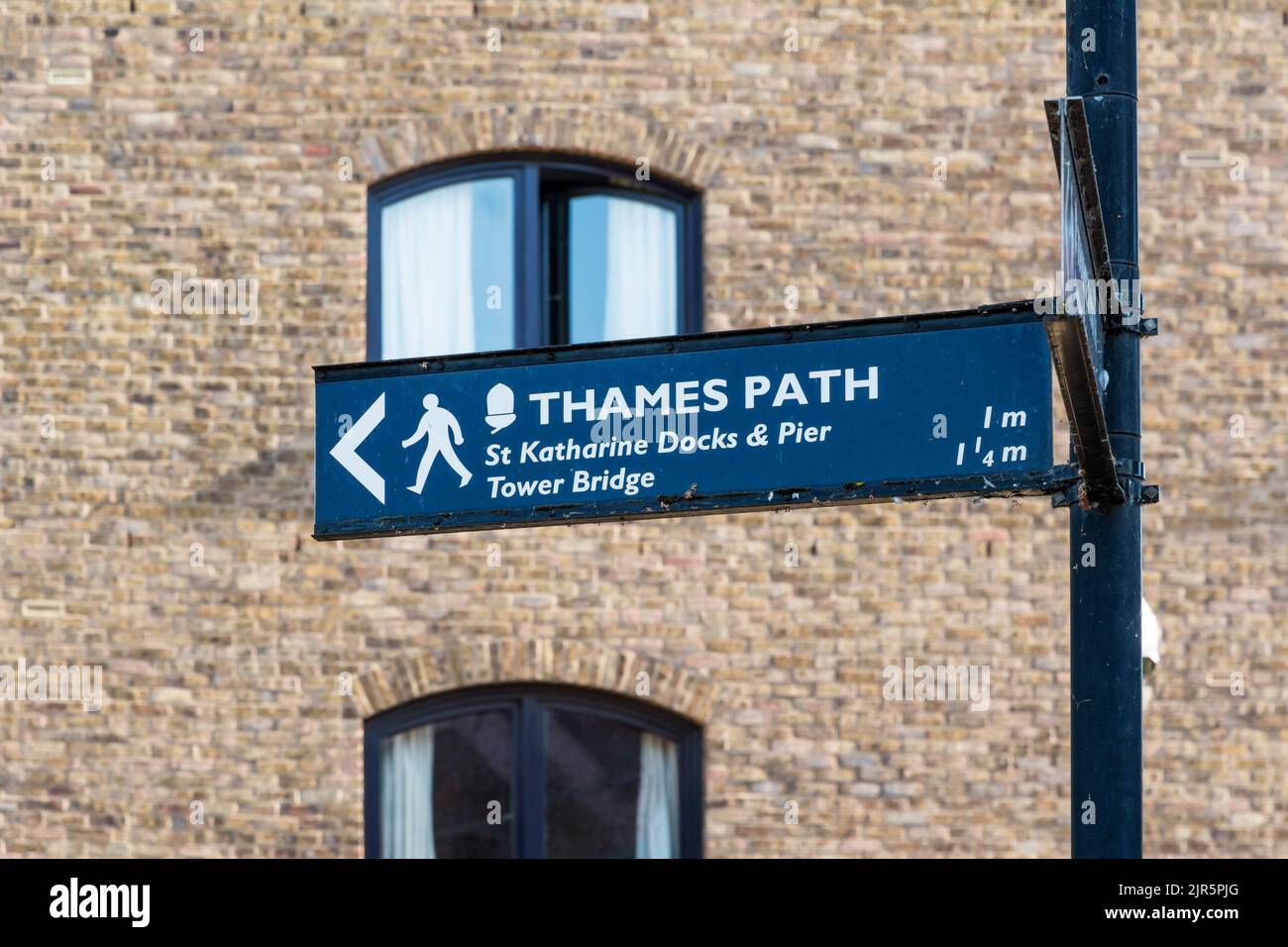 Ein Schild für den Thames Path Long Distance Footpath in Wapping, East London. Stockfoto