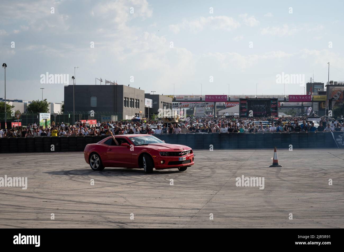 Ein Roter Chevrolet Camaro der 5.. Generation, der ein Drifting-Display zeigt Stockfoto