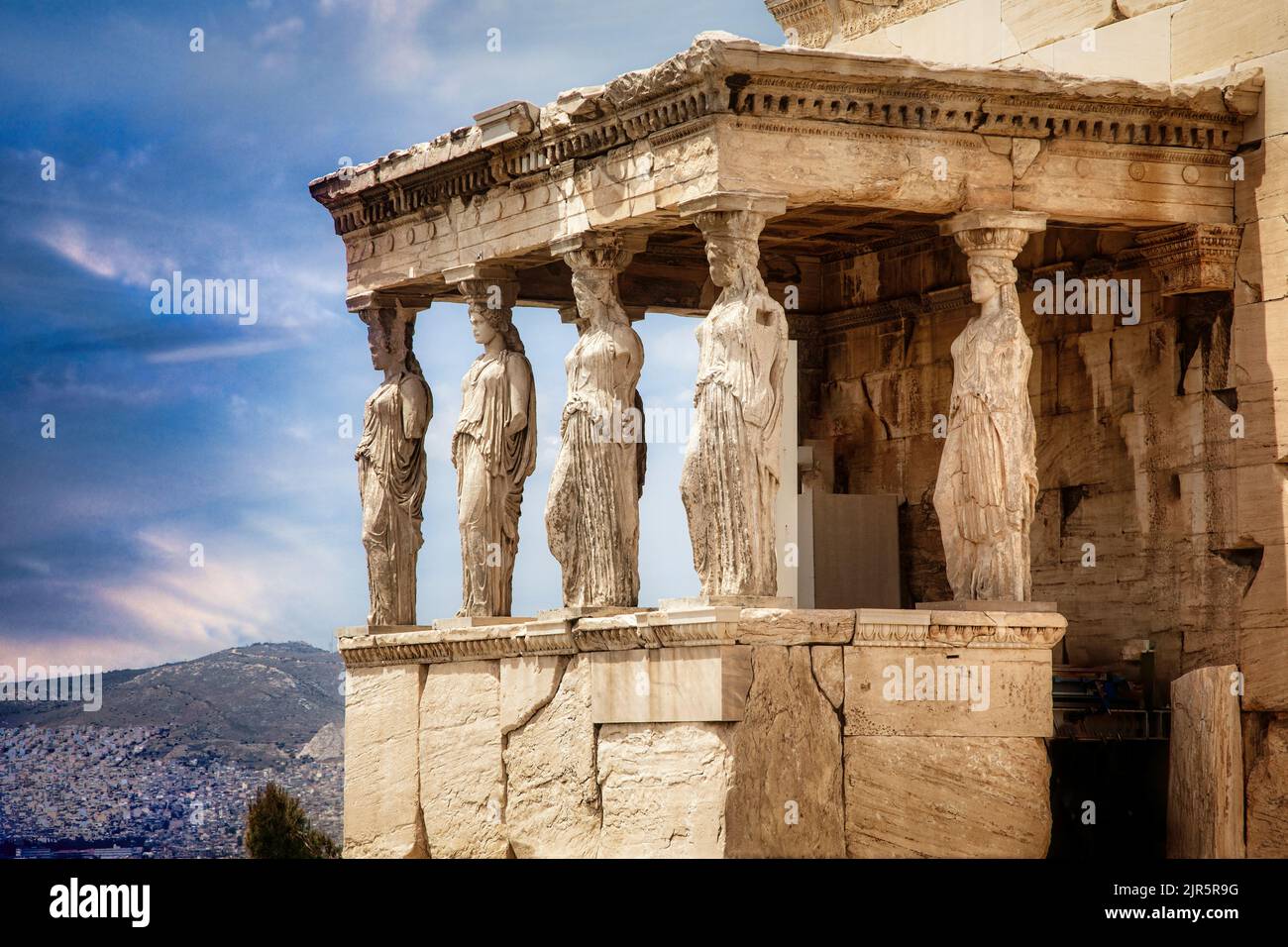 Die Halle des Dirnen oder Karyatiden und das Erechtheion wurde zwischen 421 und 406 v. Chr. auf der Akropolis in Athen, Griechenland. Stockfoto