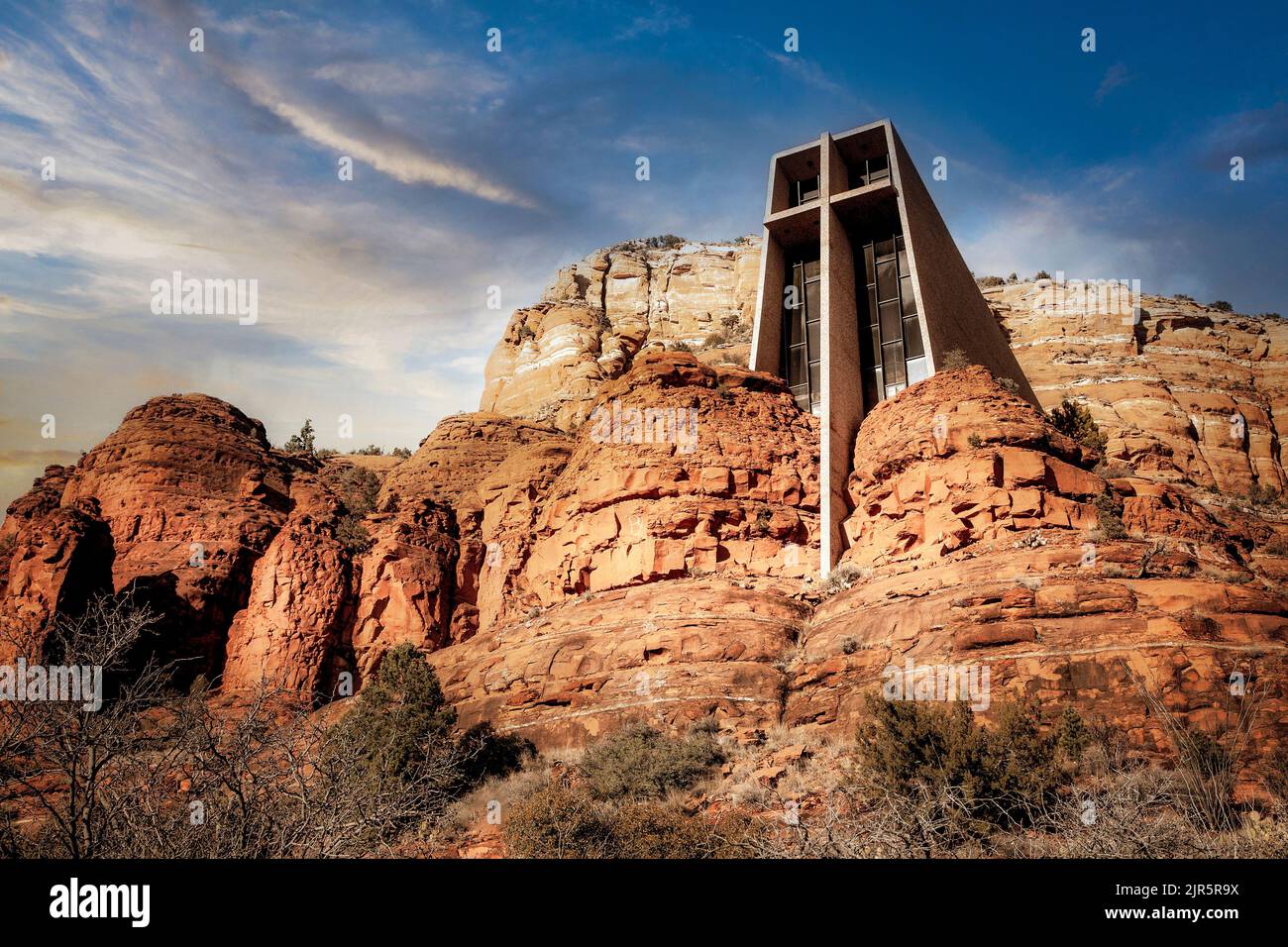 Die Kirche des Heiligen Kreuzes ist anmutig in den roten Felsen von Sedona, Arizona gebaut. Stockfoto