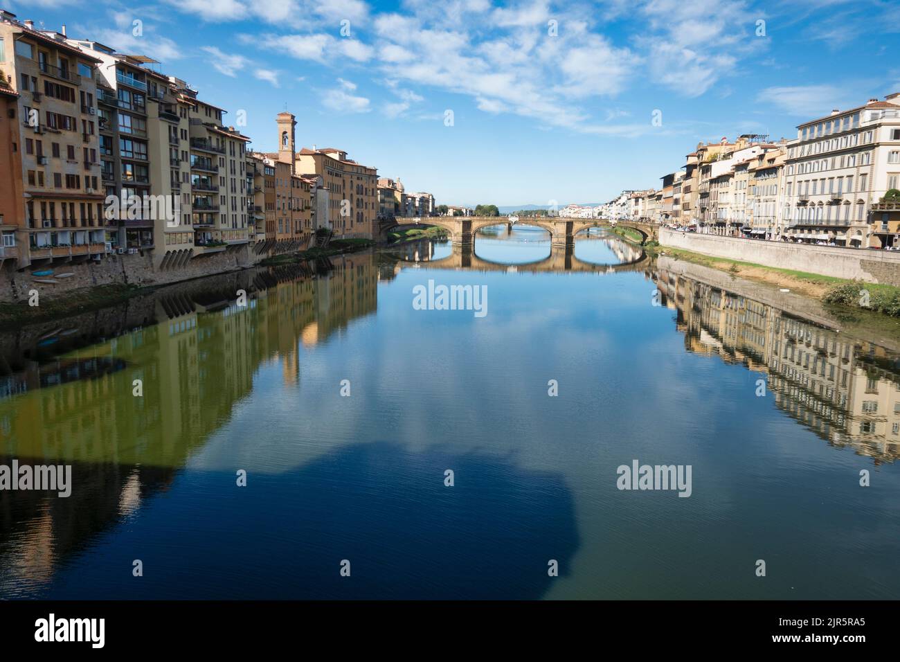 Der Fluss Arno fließt durch die Stadt Florenz, Italien. Stockfoto