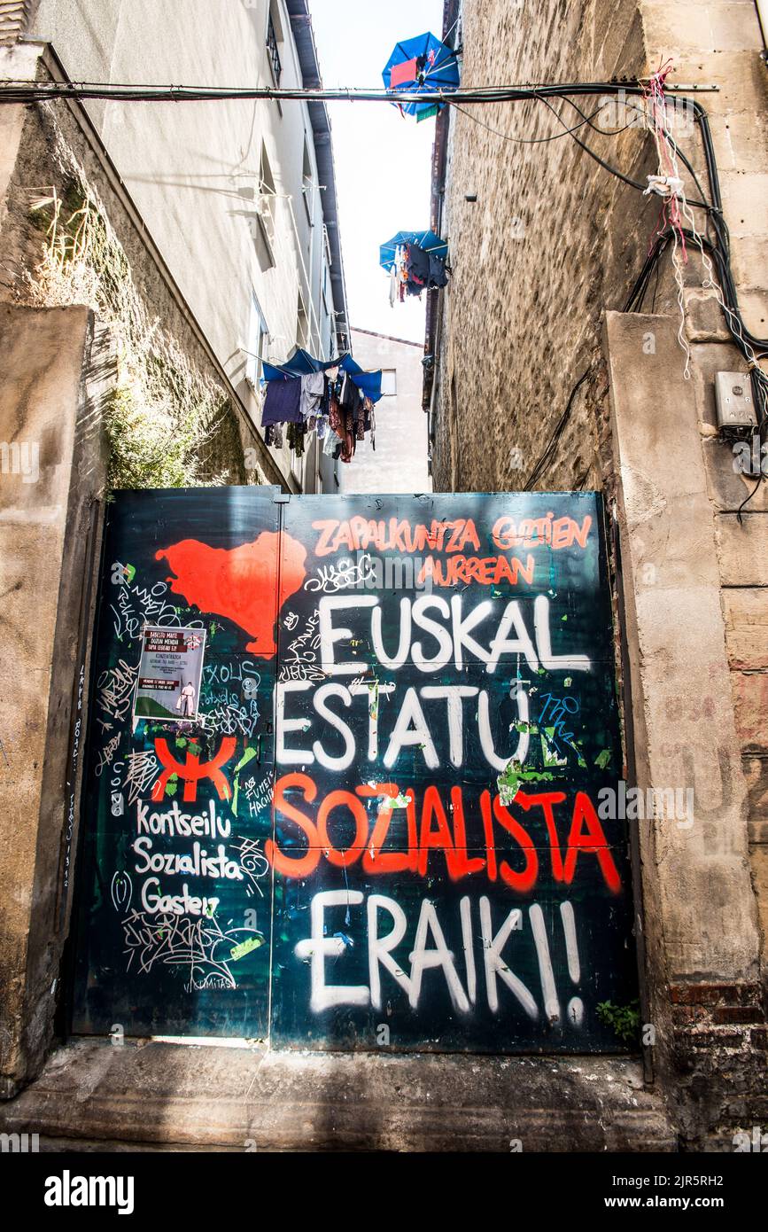 Propagandaplakat in einer der Straßen des historischen Zentrums von Vitoria Stockfoto