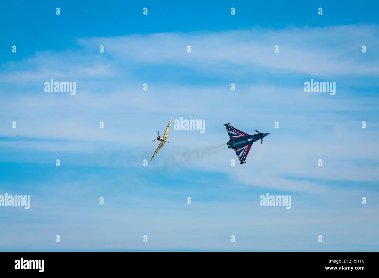 Eine Spitfire aus dem Zweiten Weltkrieg und ein moderner Typhoon-Jet-Kämpfer fliegen an der jährlichen Eastbourne Airshow vorbei, einer der größten kostenlosen Veranstaltungen dieser Art in der Stockfoto