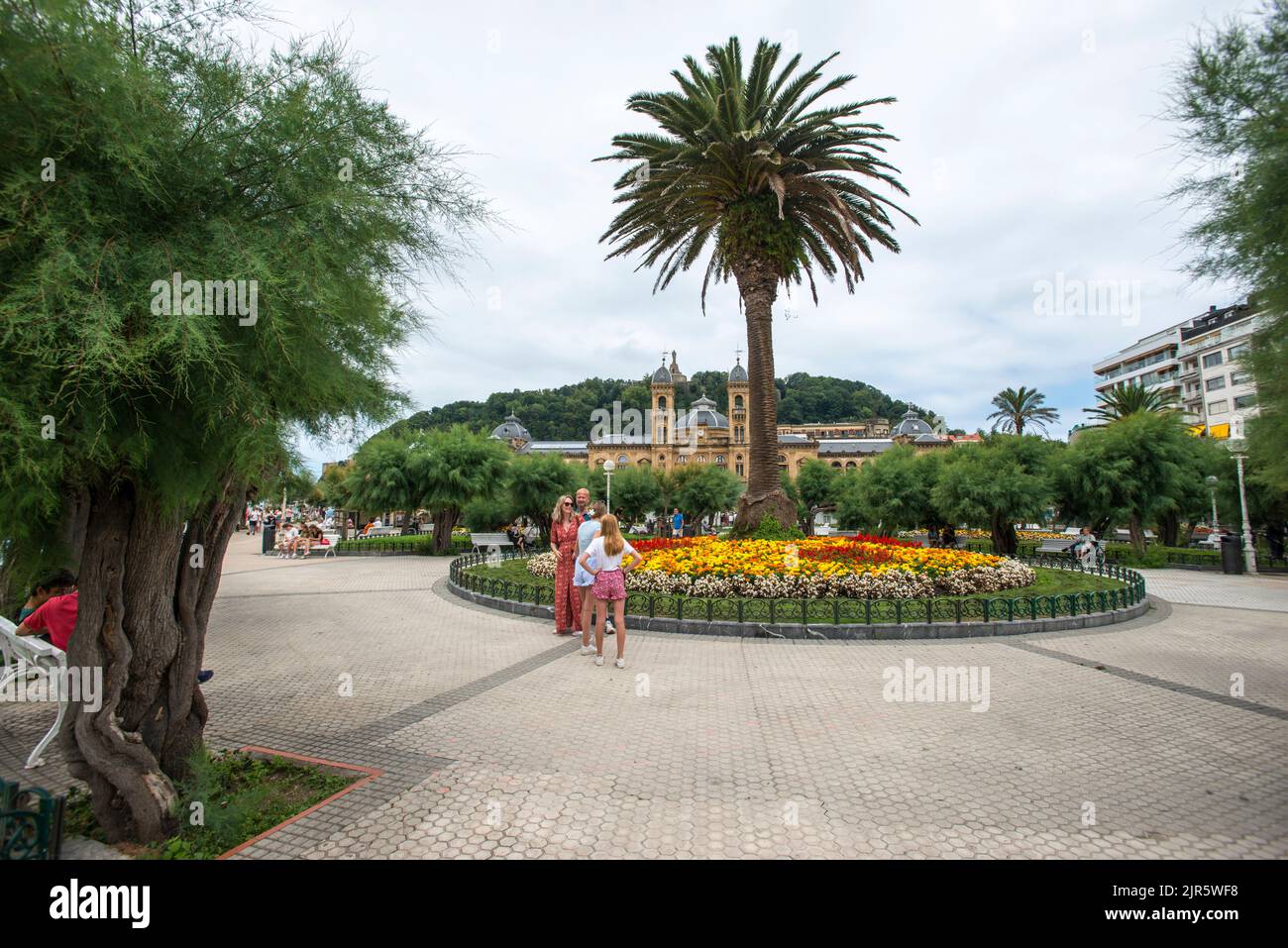 Alderdi Eder Park mit dem Stadtrat von San Sebastián im Hintergrund Stockfoto