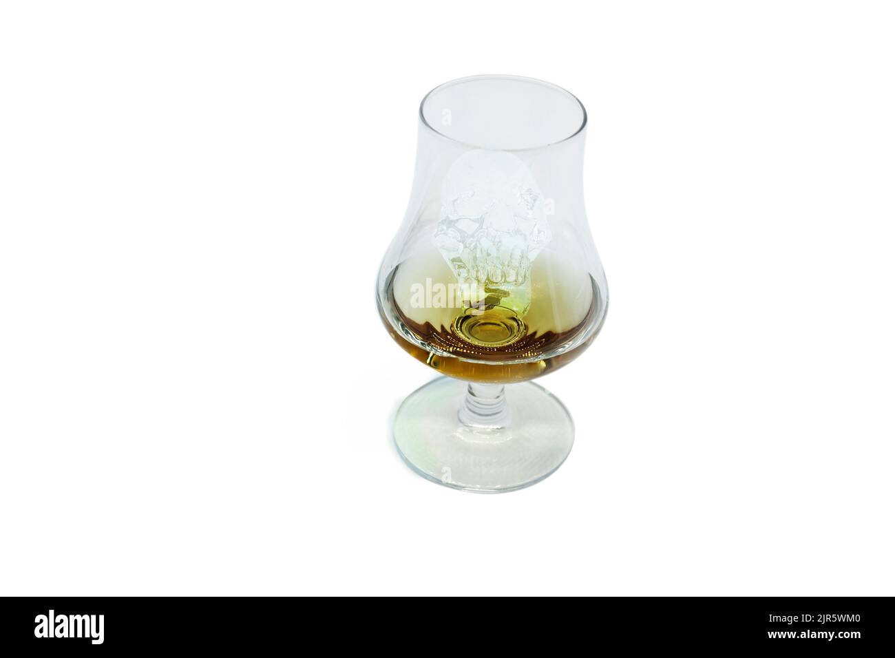 Wisky serviert in einem Tulpenglas auf den Felsen mit einem Eis in Form eines menschlichen Schädels Stockfoto