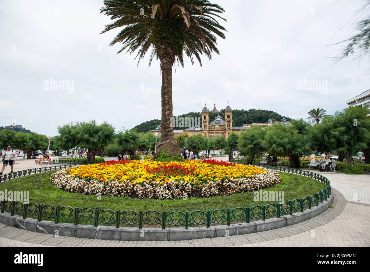 Alderdi Eder Park mit dem Stadtrat von San Sebastián im Hintergrund Stockfoto