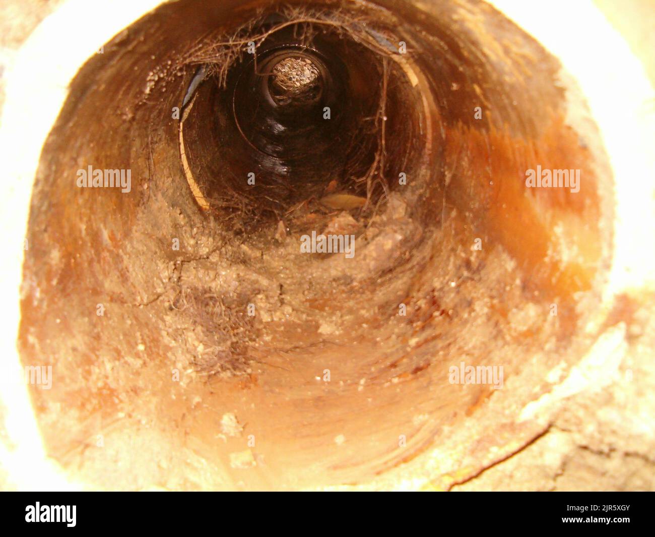 Schachtloch A-9 im Tonrohr nach Entfernen der HDPE-Folie (Polyethylen hoher Dichte), möglicher Freigabeort 7 – verlassene Schächte und Kanalleitungen. Umweltaufreinigung am Standort Mound in Miamisburg, Ohio Stockfoto