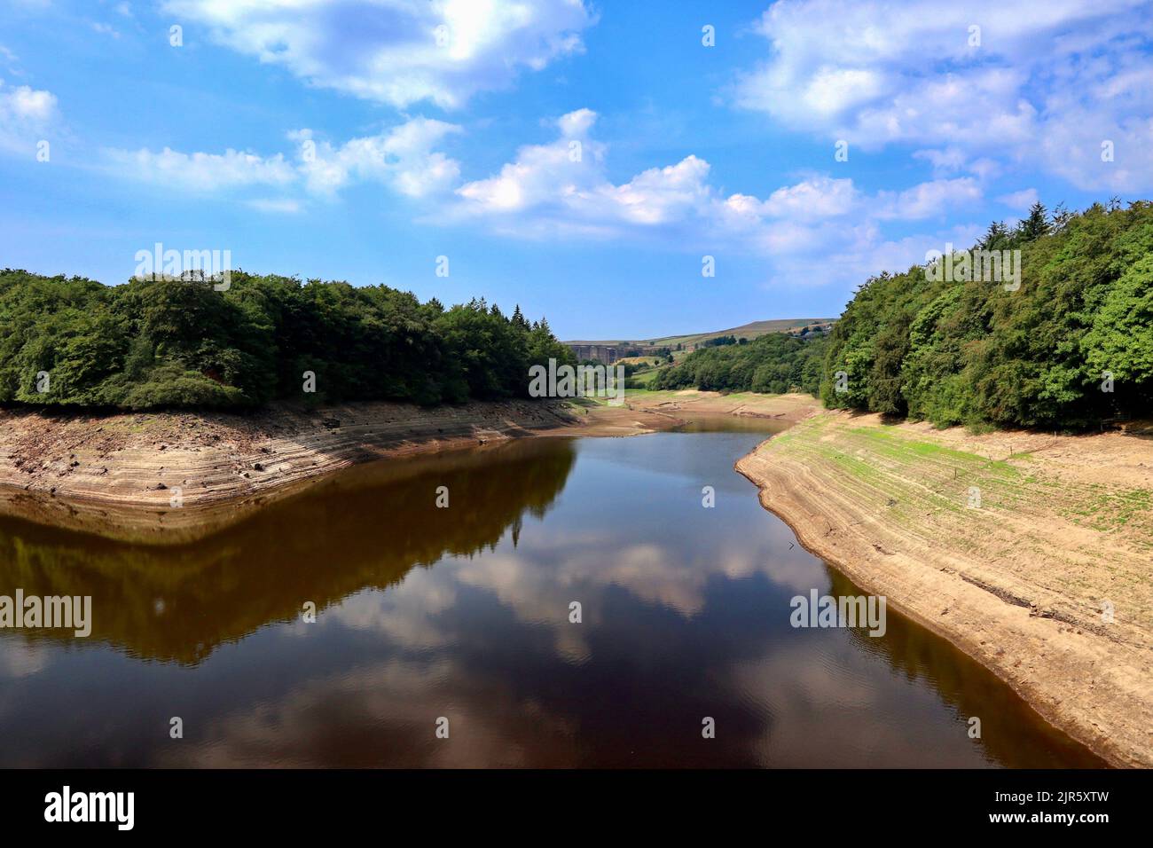 Niedriger Wasserhebel am Ryburn Reservoir in Ripponden während des warmen Sommers 2022. Stockfoto