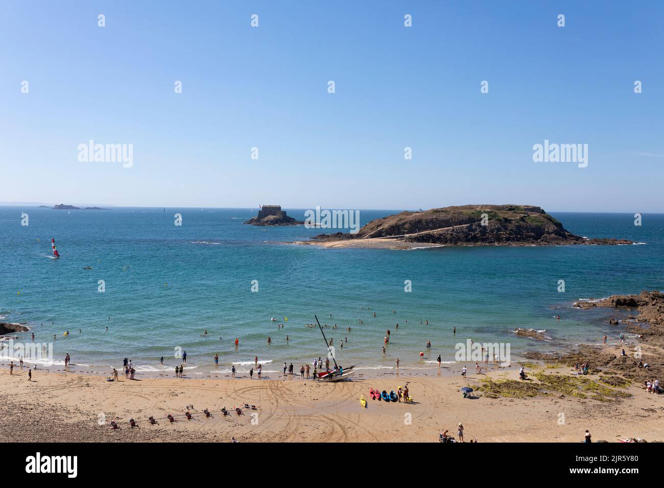Strand von Saint-Malo mit Sonnenbräunen und Schwimmen Menschen, Bretagne, Frankreich Stockfoto