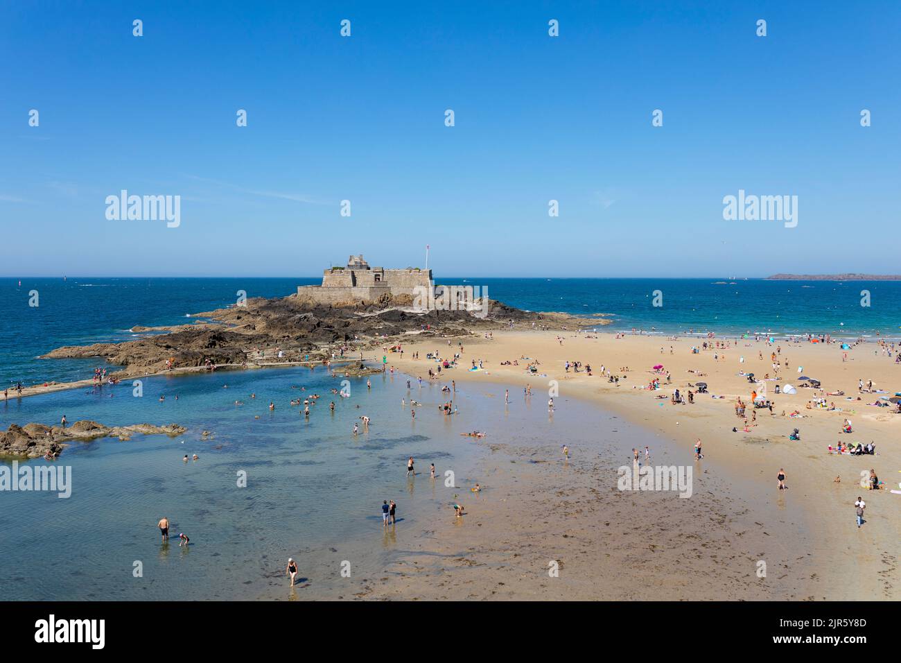 Schwimmen und Sonnenbaden Menschen am Strand von Saint Malo, Festung im Hintergrund, Bretagne, Frankreich Stockfoto