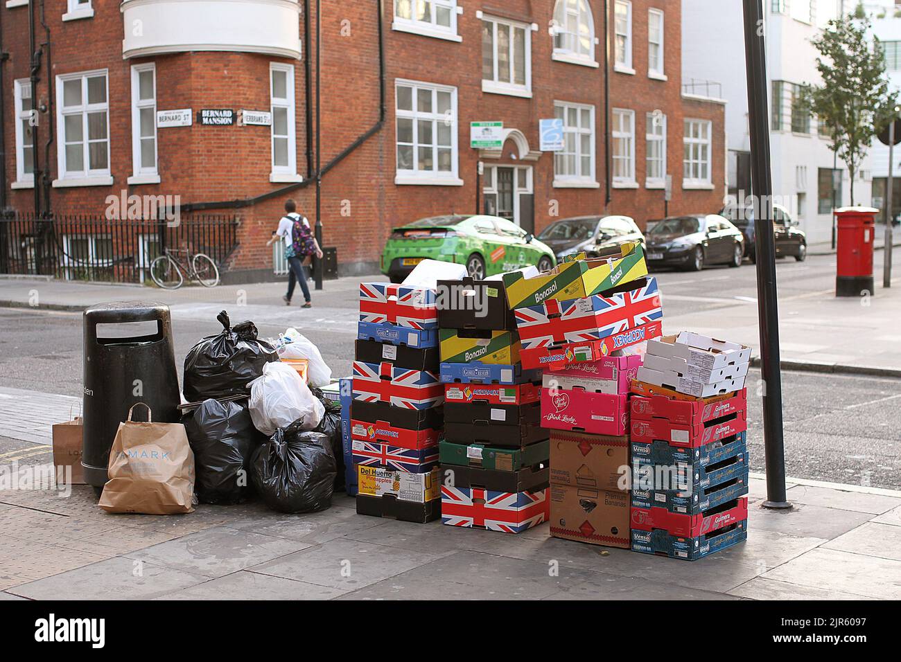 Garbages mit britischer Flagge in der Londoner Straße Stockfoto