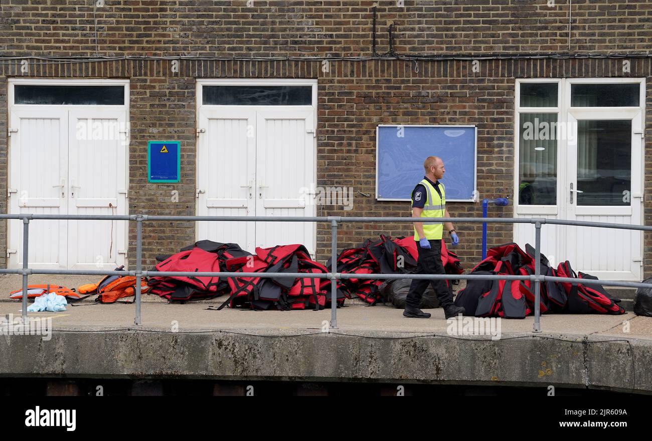 Rettungswesten, die von Gruppen von Menschen verwendet werden, die als Migranten gelten, werden nach kleinen Bootsvorfällen im Kanal auf Stapeln am Dock in Dover, Kent, gelegt. Bilddatum: Montag, 22. August 2022. Stockfoto