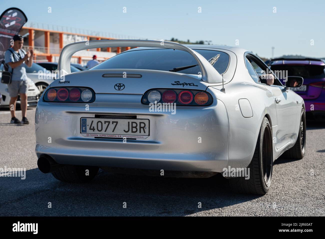 Die Rückansicht eines weißen Toyota Supra Sportwagens Stockfoto