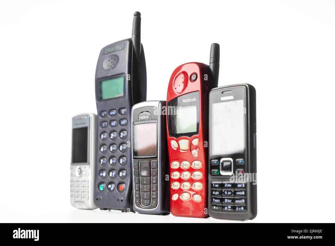 Eine Gruppe alter veralteter mobiler dummer Telefone Stockfoto