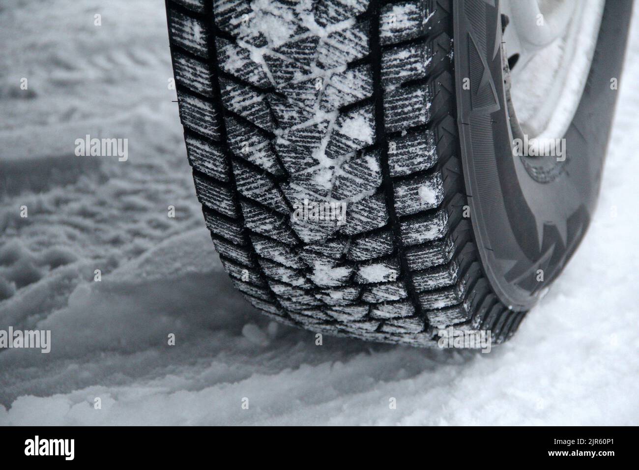 Spuren von Spurstollen von Winterreifen unter dem Rad von Geländefahrzeugen Stockfoto