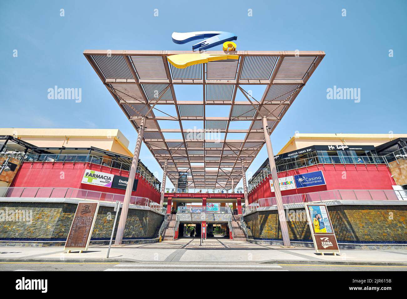 3. Juni 2022: Außenansicht des Einkaufszentrums La Zenia Boulevard an der Costa Blanca. Orihuela, Spanien Stockfoto