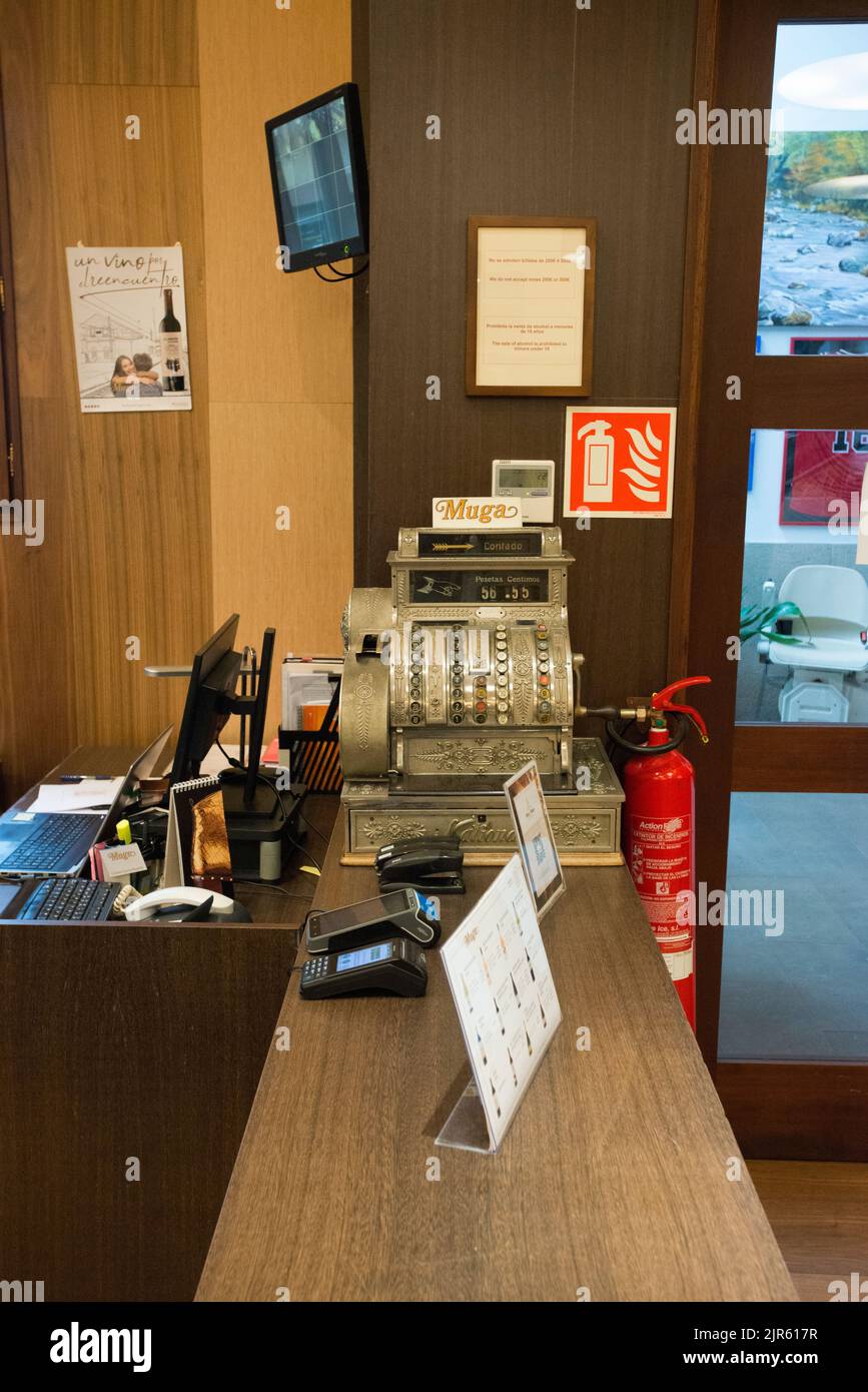 Alte Kasse in der Muga Weinfabrik Stockfoto