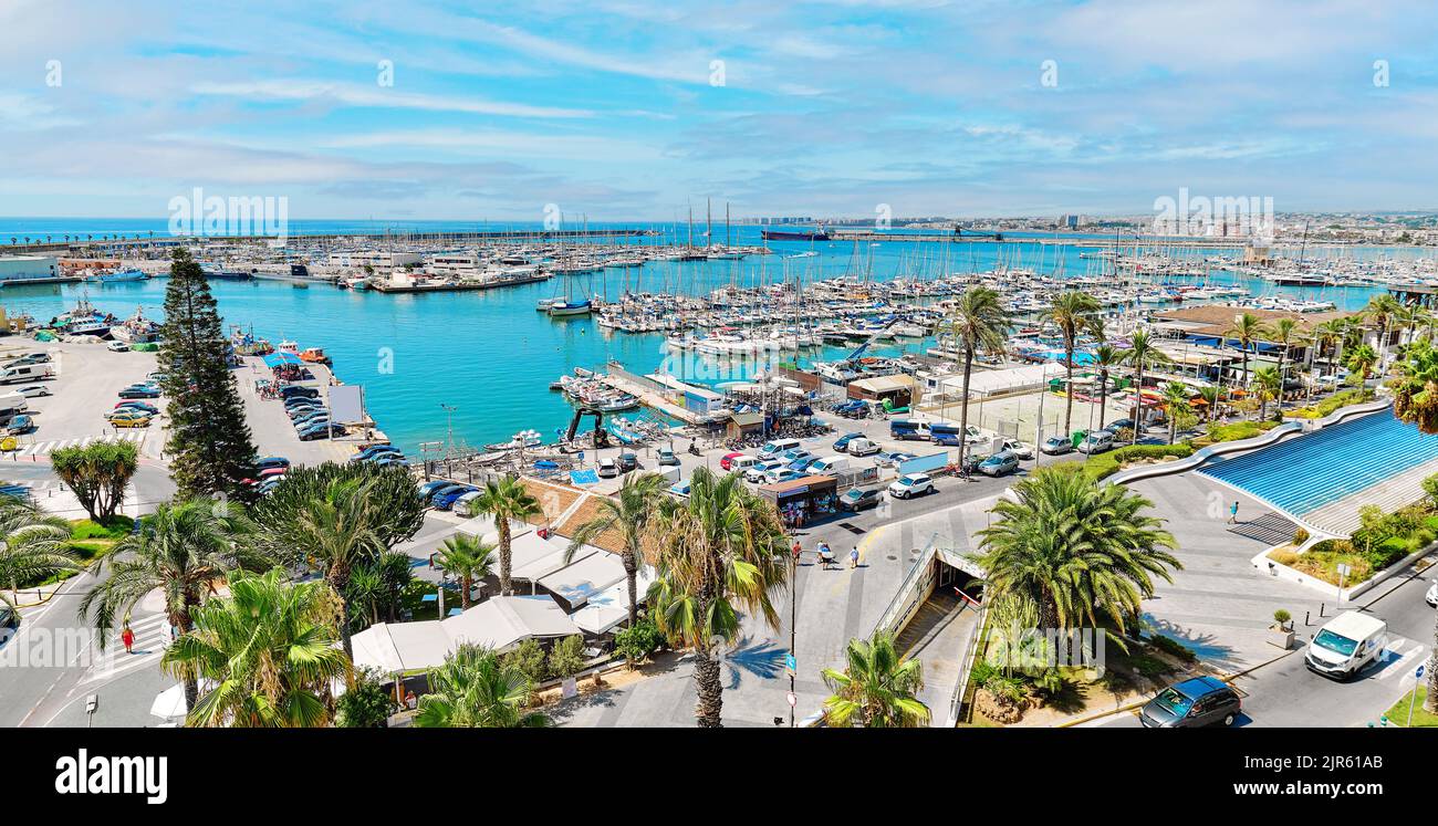 Panoramafoto Torrevieja blick auf den hafen von puerto von oben, malerische, von Palmen gesäumte Strandpromenade, Seeschiffe vor der Bucht des Mittelmeers. Costa Bl Stockfoto