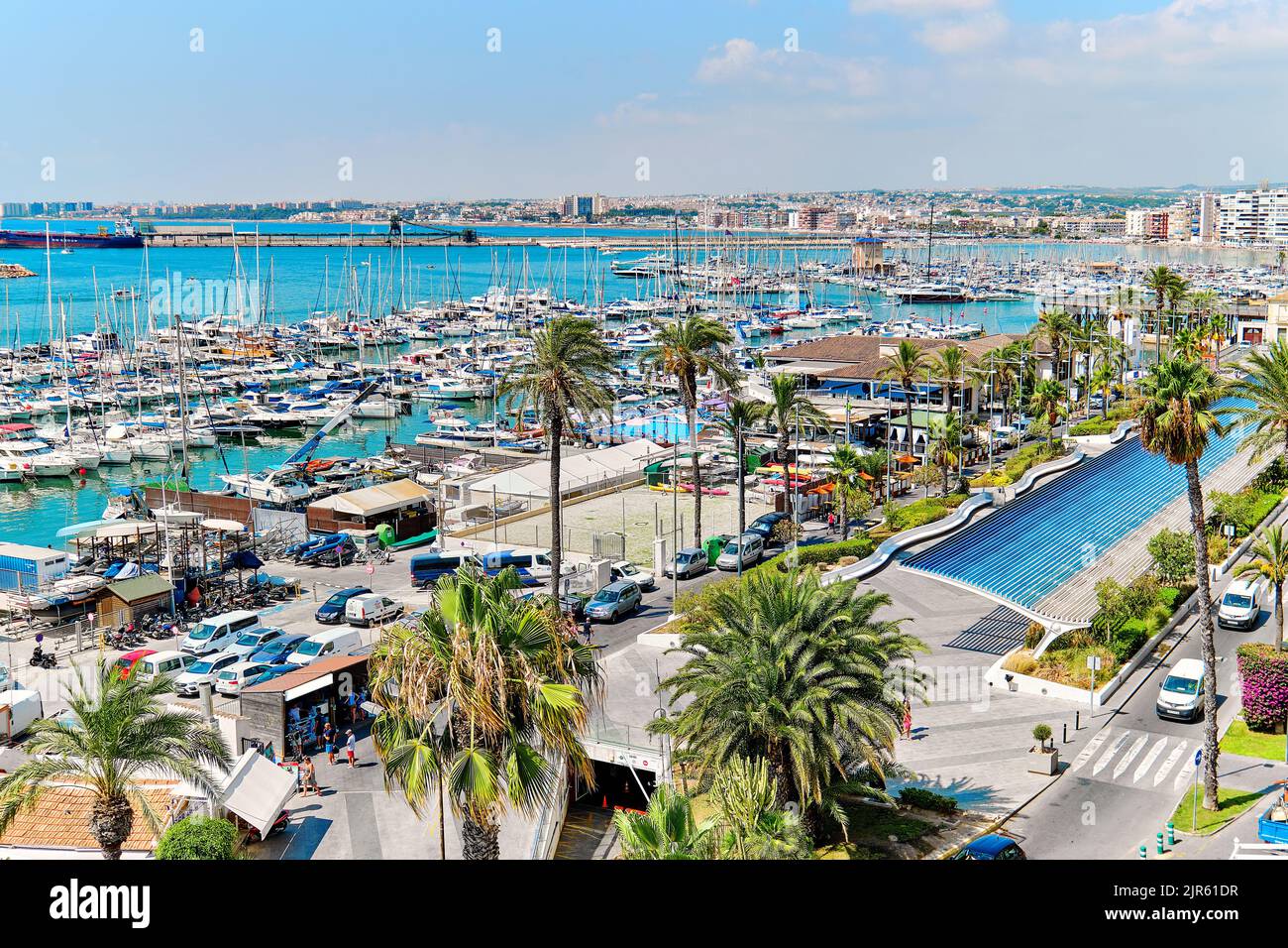Luftaufnahme Torrevieja puerto Hafenansicht von oben, malerische Palmen gesäumte Strandpromenade, Seeschiffe, die an der Bucht des Mittelmeers festgemacht sind. Costa Blanca Stockfoto