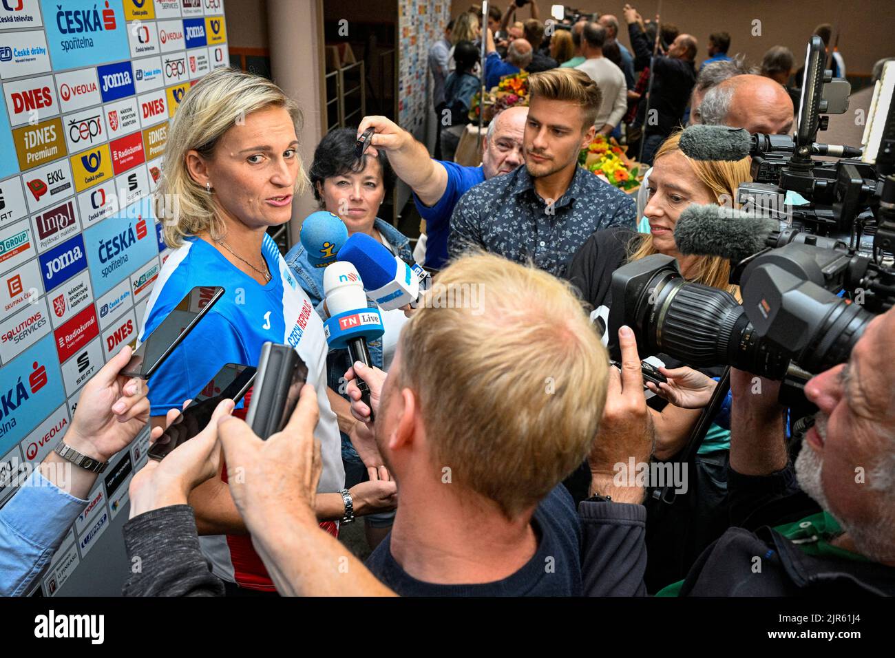 Prag, Tschechische Republik. 22. August 2022. Die tschechische Speerwerfer Barbora Spotakova spricht mit Journalisten über die Bronzemedaille vom Leichtathletik-Wettbewerb der Europameisterschaften 2022 in Prag, Tschechische Republik, 22. August 2022. Quelle: VIT Simanek/CTK Photo/Alamy Live News Stockfoto