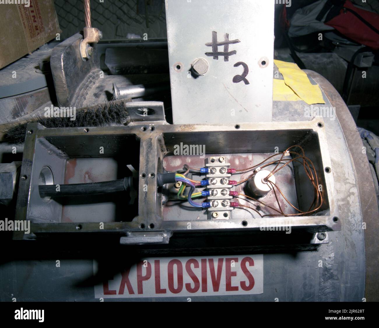 A91 854 U12P DIAMANTENE FORTUNE-VERSCHLUSSVENTILE/FEUERBALL EXP. PEABODY (PROJECT ENGINEER) DEZ 11 91 EG&G/NTS PHOTO LAB VERÖFFENTLICHUNGSDATUM: 12/11/1991 CLOSURE VALVES; CLOSURE VALVES/FIREBALL EXP.; DIAMOND FORTUNE; EDGERTON, GERMESHAUSEN & GRIER; EG&G; ELEKTRISCHE UND ELEKTRONISCHE TEILE; ELEKTRISCHE DRÄHTE UND VERBINDUNGEN; GERÄTE UND INSTRUMENTE; GERÄTE (SNL); INSTRUMENTE UND GERÄTE; MEHRFARBIG; TESTGELÄNDE IN NEVADA; NTS; KERNENERGIETECHNIK; KERNWAFFENTESTS; P-TUNNEL; PEABODY, RAY; TESTSTANDORTE; TUNNEL; U12P; U12P DIAMOND FORTUNE; UGT; UNDERGROUND; UNDERGROUND-TESTS; WAFFENEFFEKTE; WAFFEN TECHNO Stockfoto