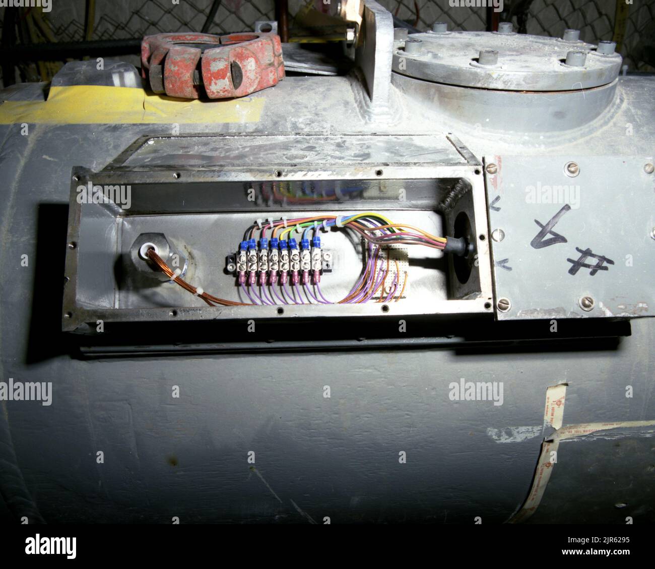 A91 852 U12P DIAMANTENE FORTUNE-VERSCHLUSSVENTILE/FEUERBALL EXP. PEABODY (PROJECT ENGINEER) DEZ 11 91 EG&G/NTS PHOTO LAB VERÖFFENTLICHUNGSDATUM: 12/11/1991 CLOSURE VALVES; CLOSURE VALVES/FIREBALL EXP.; DIAMOND FORTUNE; EDGERTON, GERMESHAUSEN & GRIER; EG&G; ELEKTRISCHE UND ELEKTRONISCHE TEILE; ELEKTRISCHE DRÄHTE UND VERBINDUNGEN; GERÄTE UND INSTRUMENTE; GERÄTE (SNL); INSTRUMENTE UND GERÄTE; MEHRFARBIG; TESTGELÄNDE IN NEVADA; NTS; KERNENERGIETECHNIK; KERNWAFFENTESTS; P-TUNNEL; PEABODY, RAY; TESTSTANDORTE; TUNNEL; U12P; U12P DIAMOND FORTUNE; UGT; UNDERGROUND; UNDERGROUND-TESTS; WAFFENEFFEKTE; WAFFEN TECHNO Stockfoto