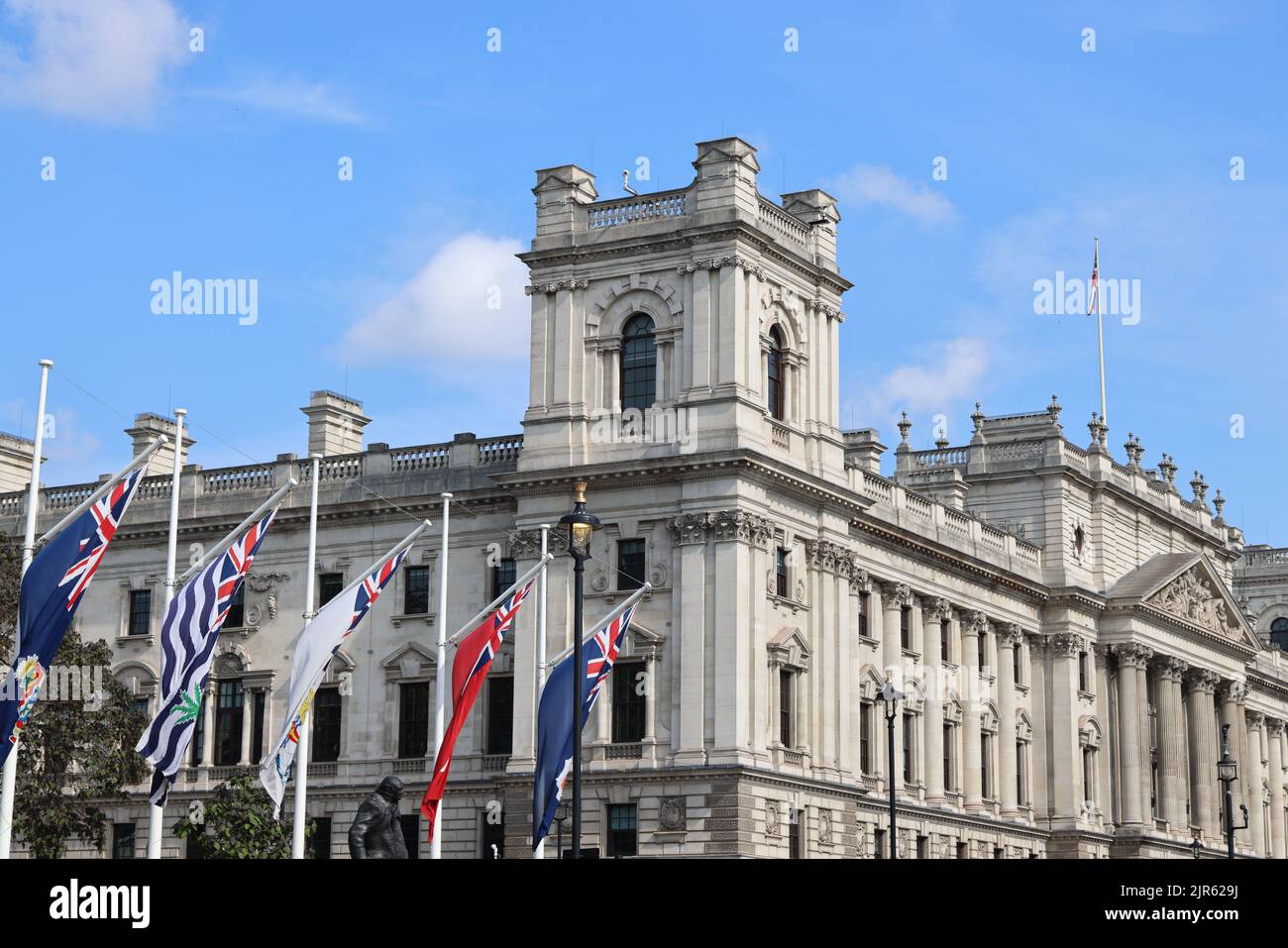 Flaggen, die im Wind auf dem Parliament Square in London wehen Stockfoto
