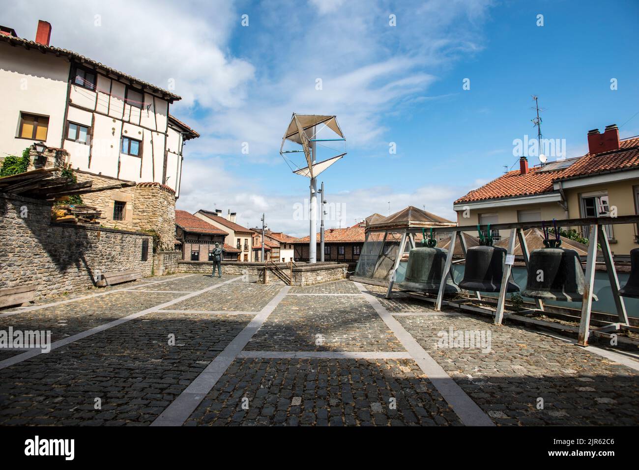 Statue des walisischen Schriftstellers Ken Follett in der Kathedrale von Vitoria, Baskenland Stockfoto