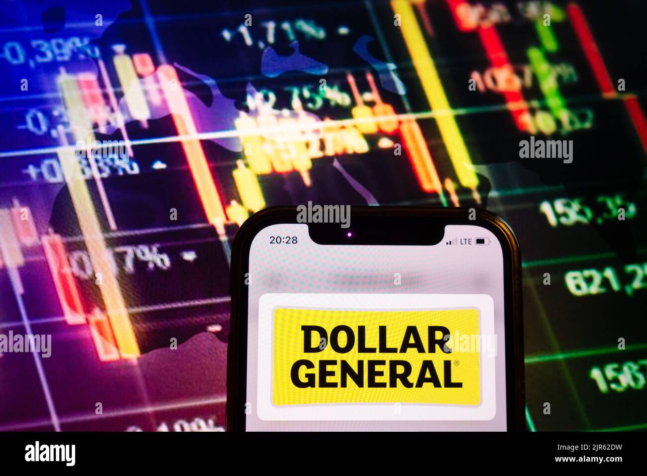 KONSKIE, POLEN - 10. August 2022: Smartphone mit Logo der Gesellschaft Dollar General auf dem Hintergrund des Börsendiagramms Stockfoto