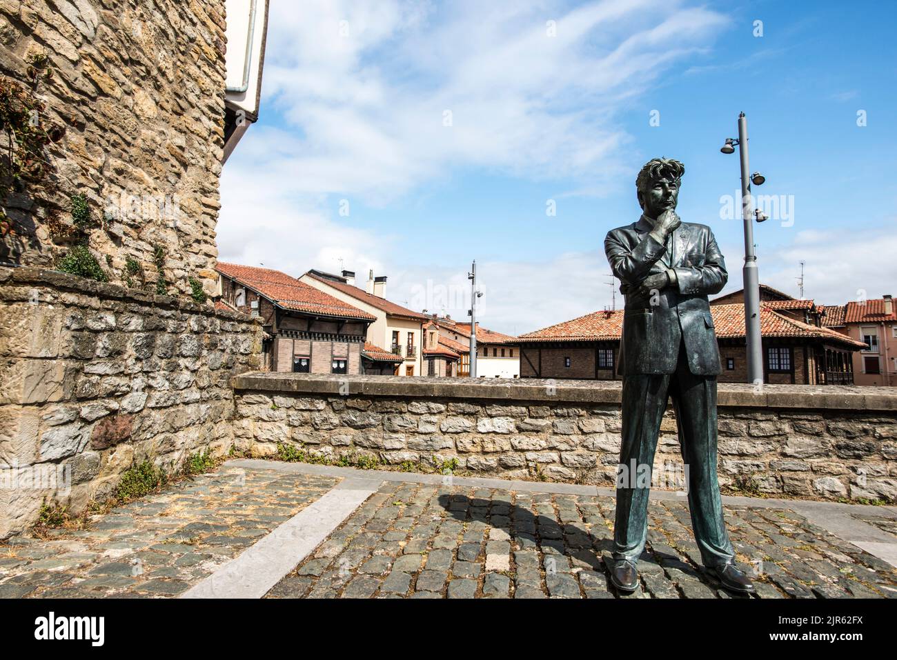Statue des walisischen Schriftstellers Ken Follett in der Kathedrale von Vitoria, Baskenland Stockfoto