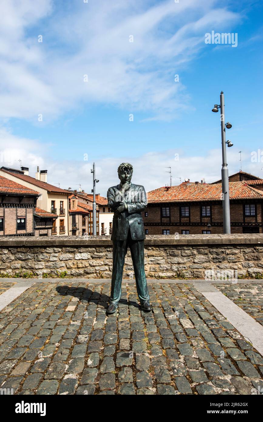 Statue des walisischen Schriftstellers Ken Follett in der Kathedrale von Vitoria, Baskenland Stockfoto