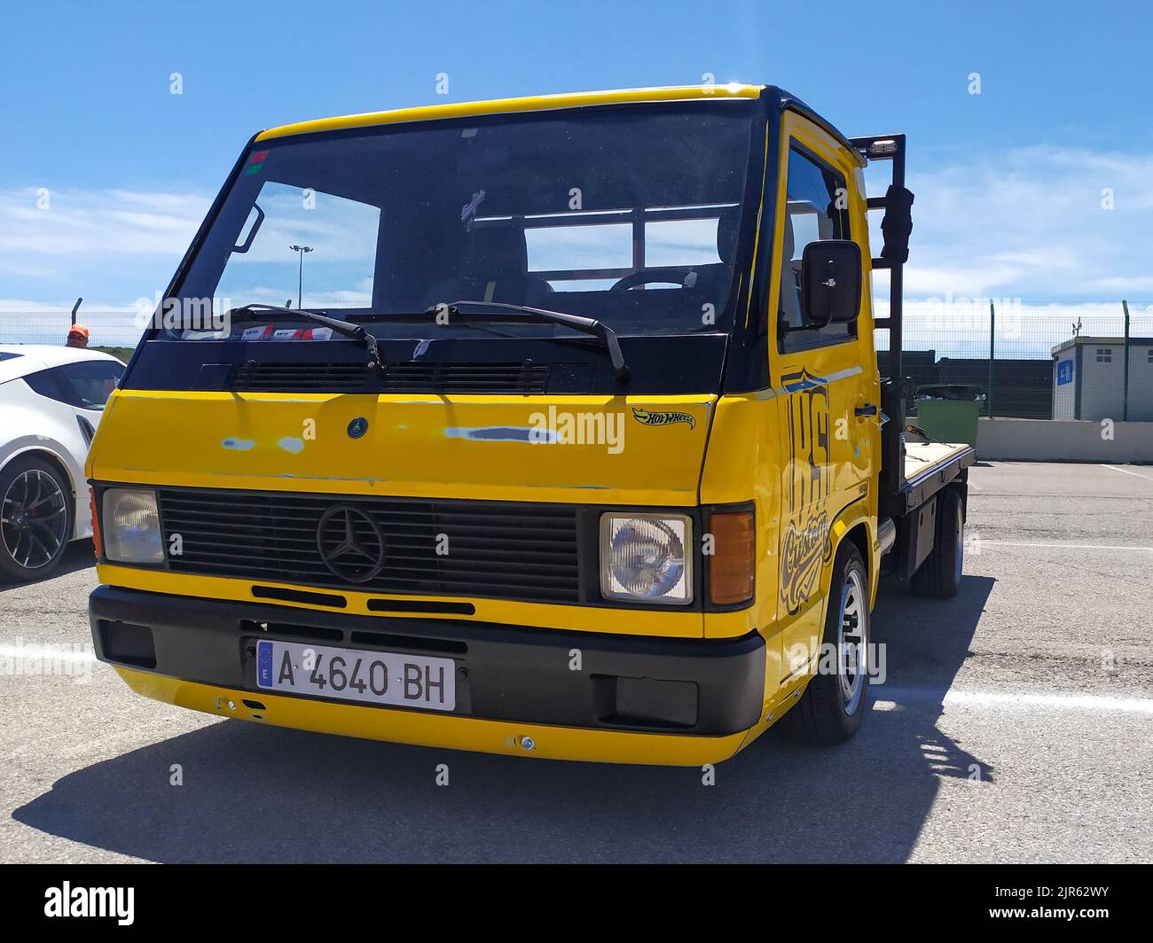 Ein geparkter alter gelber Mercedes Benz MB100 LKW Stockfoto