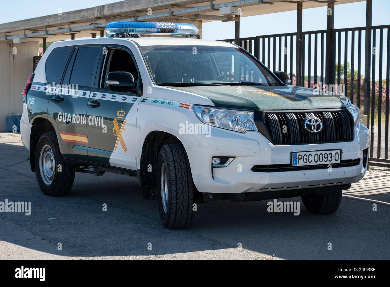 Der Toyota Land Cruiser SUV der spanischen Polizei - Übersetzung eines Textes auf dem Auto: Civil Guard Stockfoto