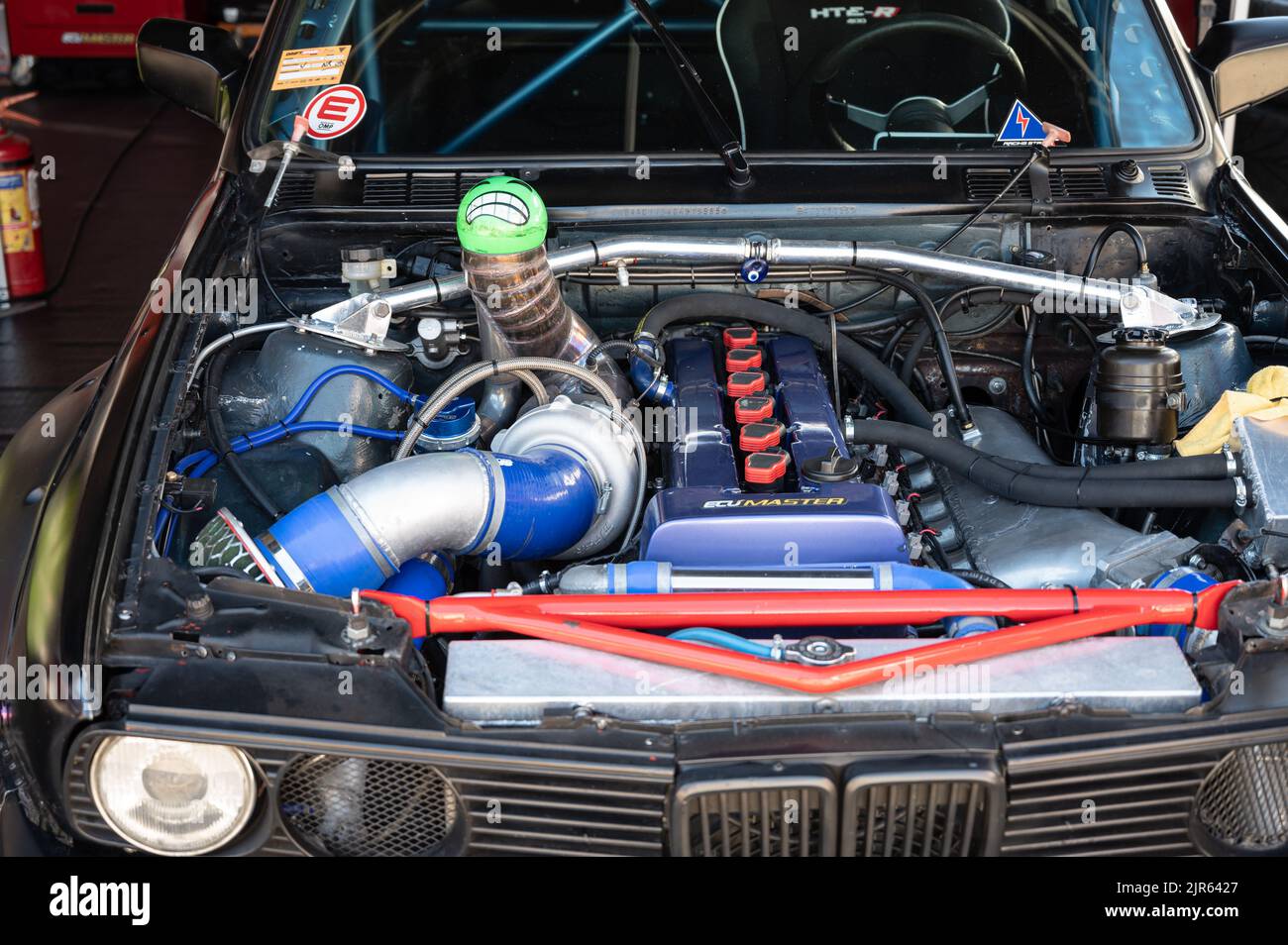 Die Details des 6-Zylinder Inline-Turbomotors eines BMW E30, der für Drift-Rennen vorbereitet wurde Stockfoto