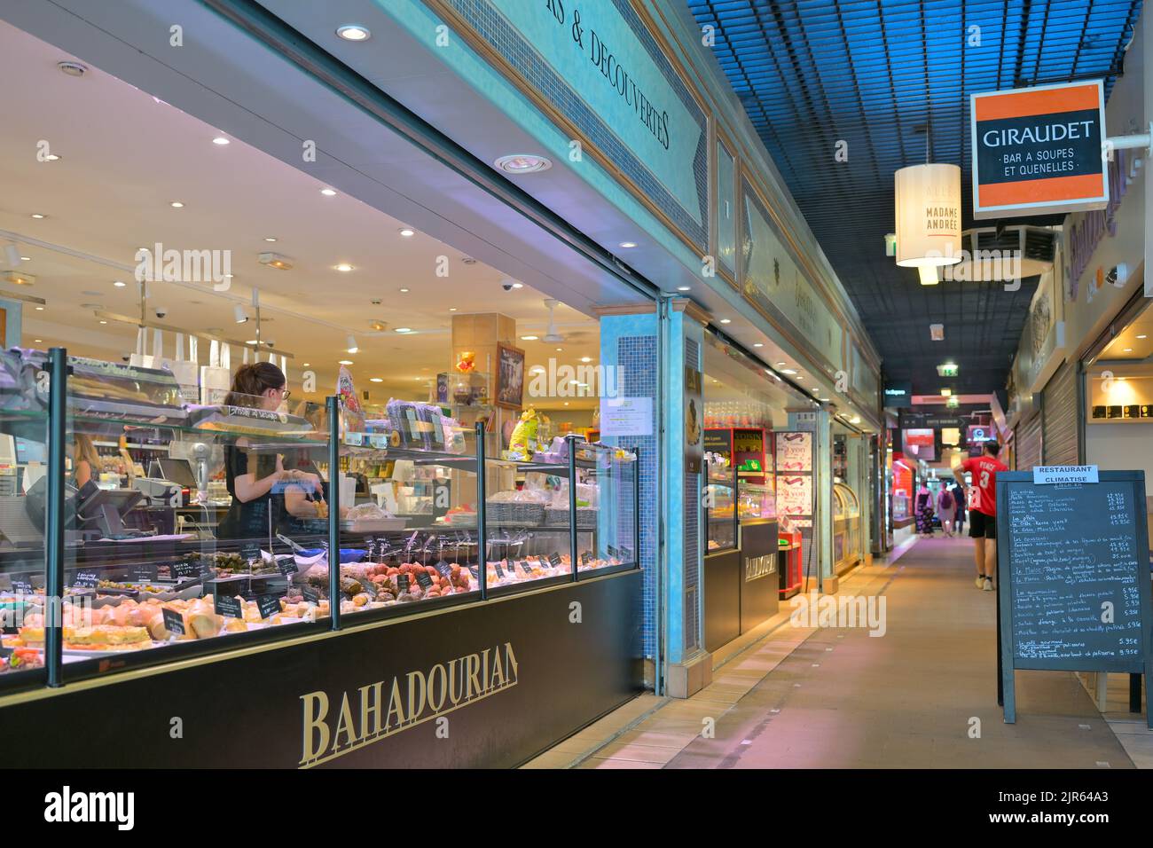 Bahadourische Spezialitäten im Les Halles de Lyon Paul Bocuse - ein Food-Paradies, Lyon FR Stockfoto