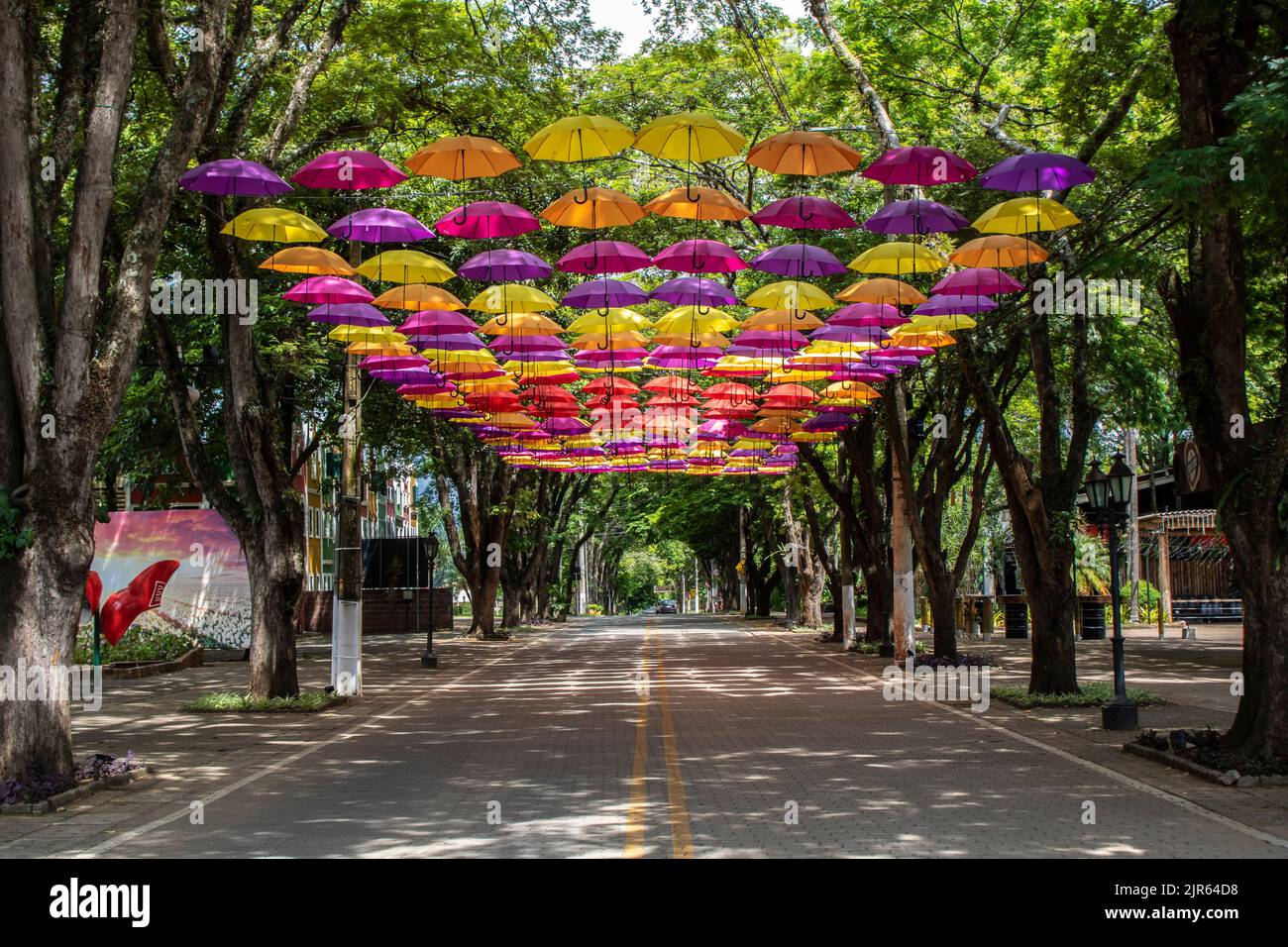 Holambra, Sao Paulo, Brasilien. 16. März 2022. Touristenort in der Stadt Holambra, alameda mit bunten Regenschirmen, holländischen Clogs und typisch dekoriert Stockfoto