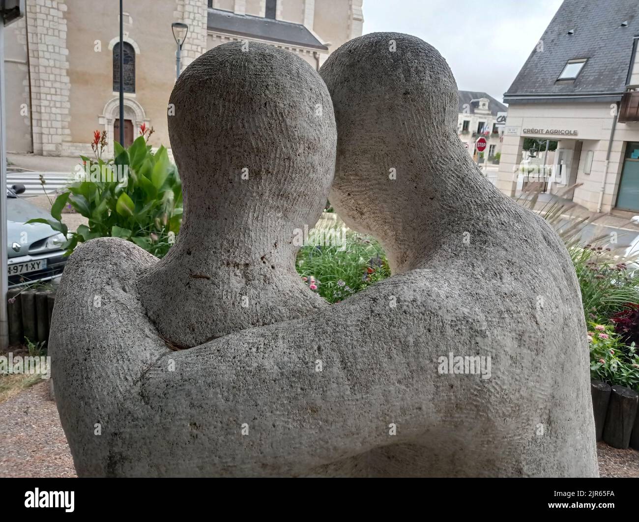 Une Statue en pierre d'un couple, Villedieu sur Indre, Indre, Frankreich Stockfoto