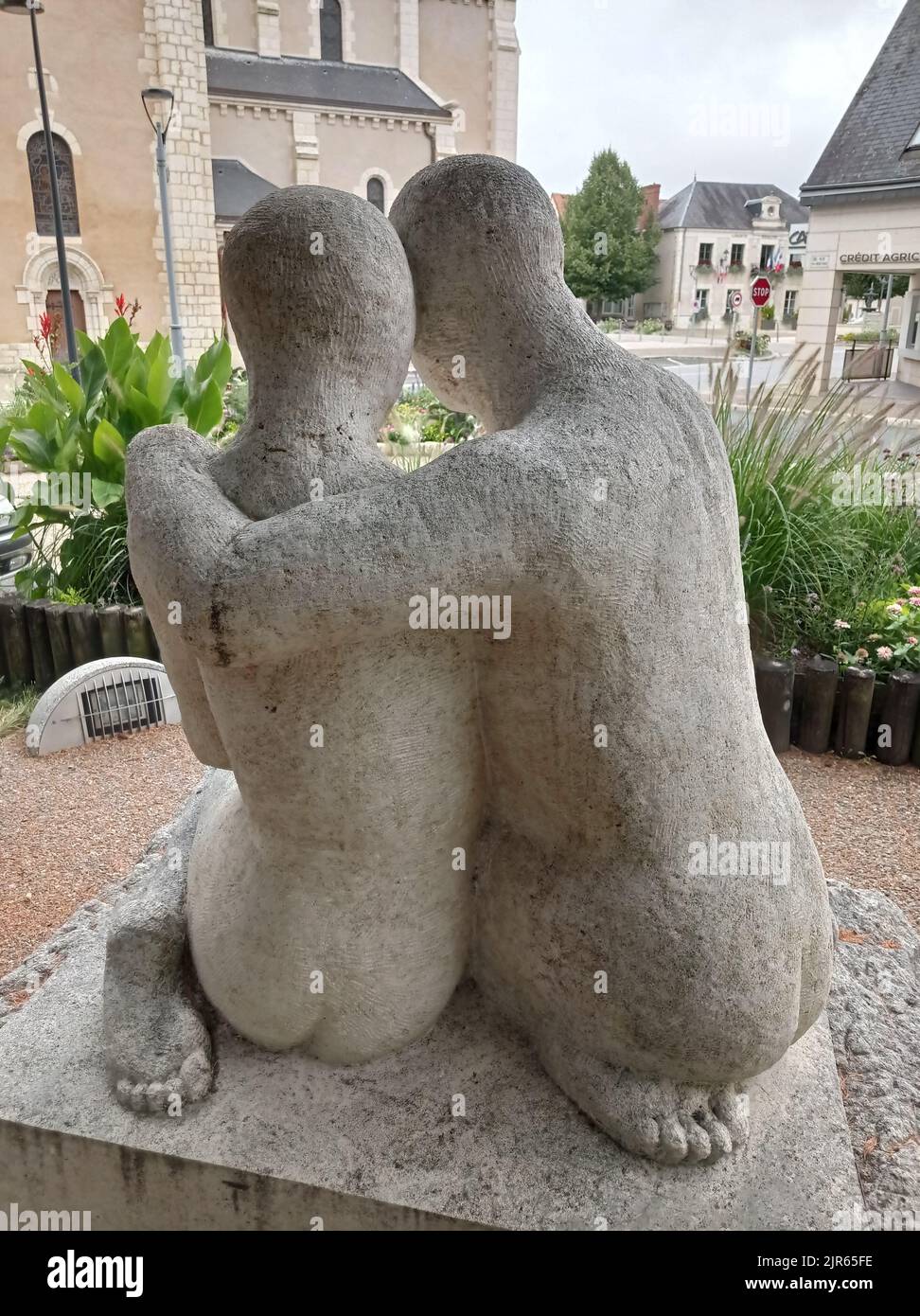 Une Statue en pierre d'un couple, Villedieu sur Indre, Indre, Frankreich Stockfoto