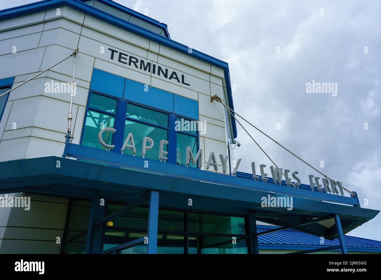 Cape May, NJ, USA - 21. August 2022: Das Terminalgebäude für die Fähre Cape May - Lewes Delaware. Die Fähre fährt täglich über die Delaware Bay. Stockfoto