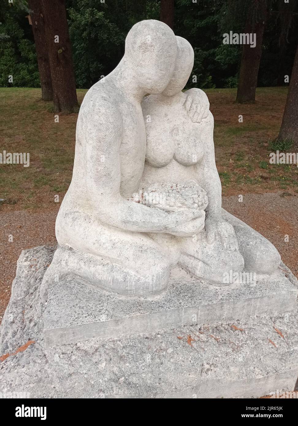 Une Statue en pierre d'un couple,Villedieu sur Indre, Indre, Frankreich Stockfoto