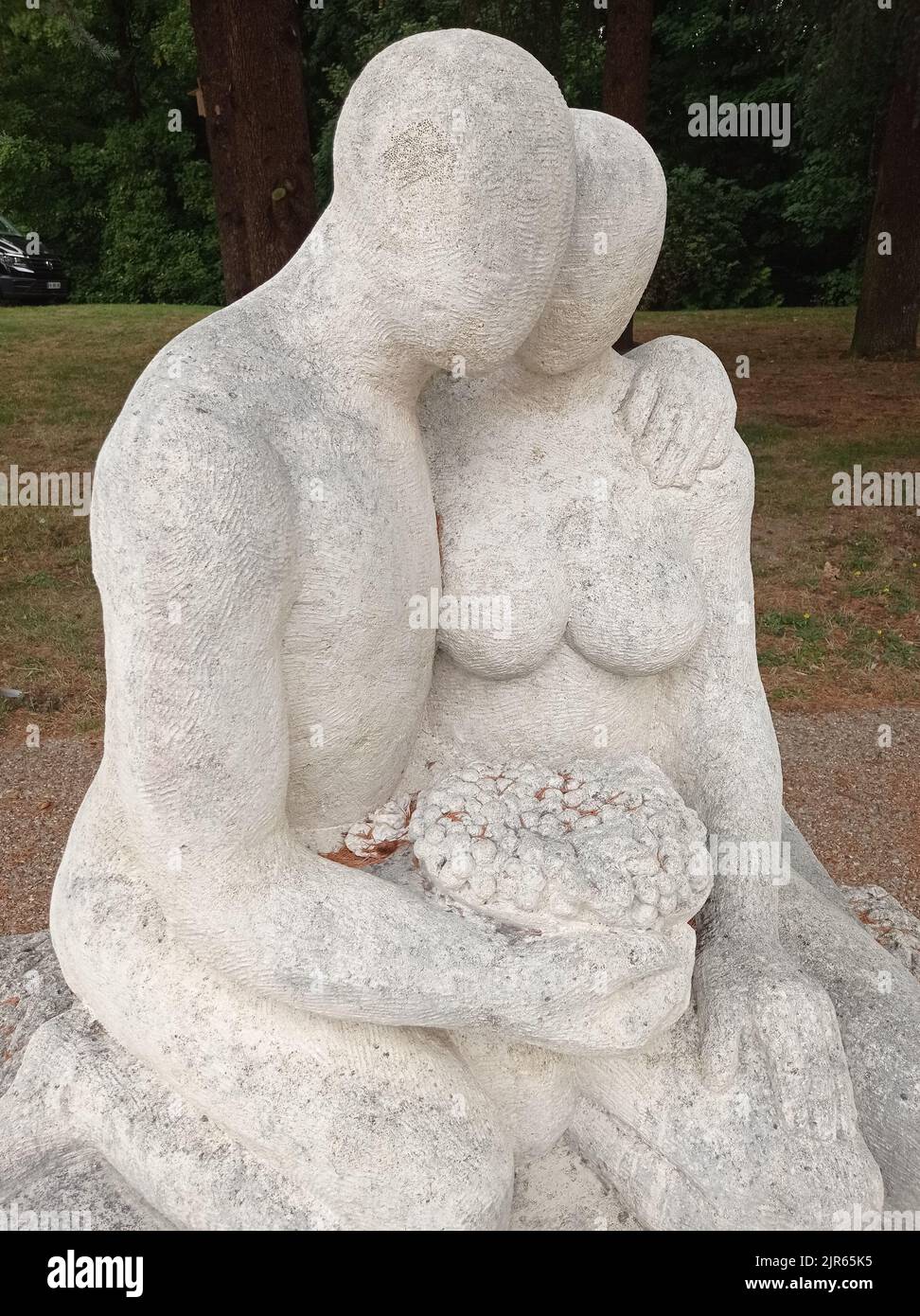 Une Statue en pierre d'un couple,Villedieu sur Indre, Indre, Frankreich Stockfoto