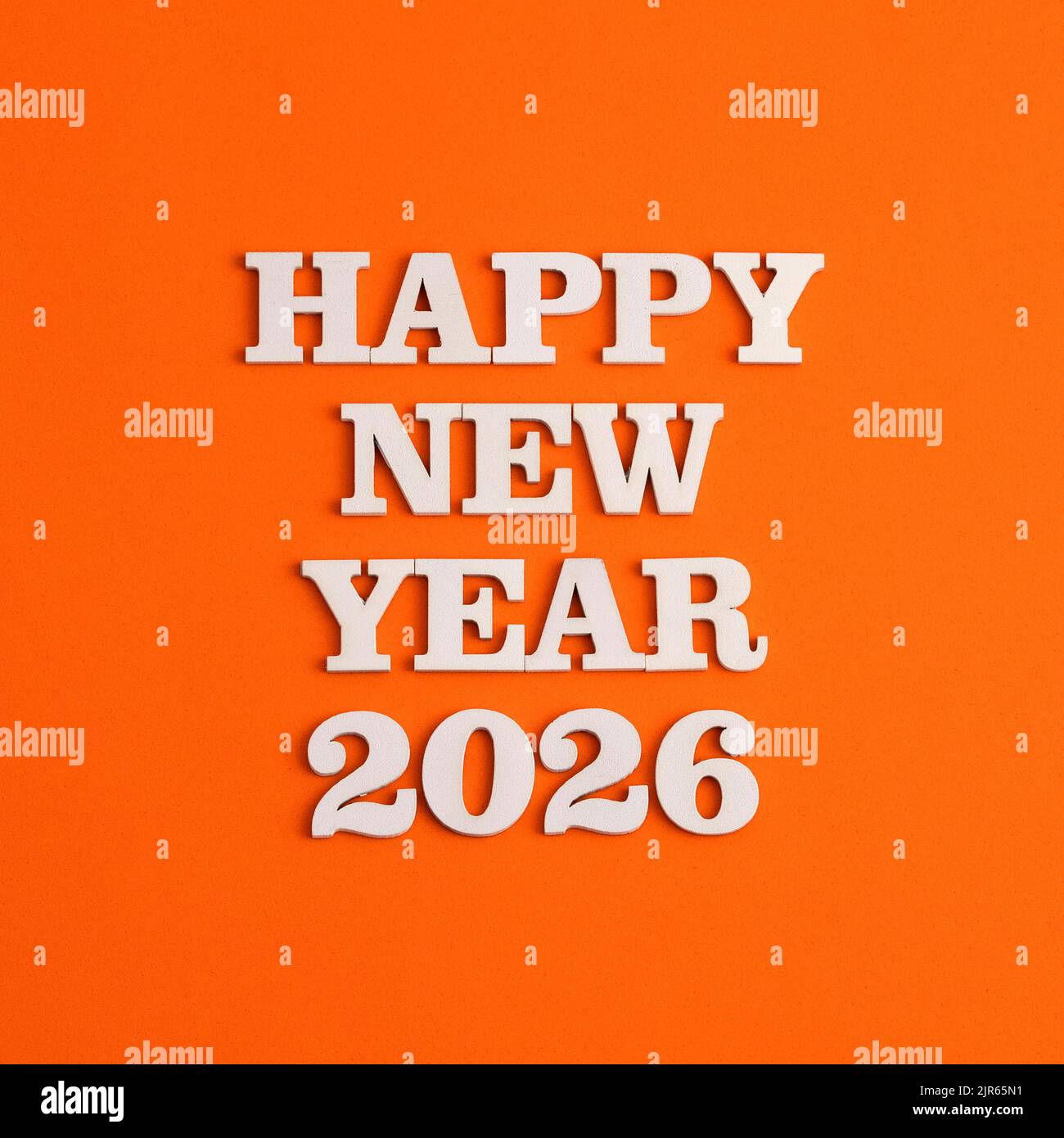 Wir wünschen ein frohes neues Jahr 2026 - Weiße Buchstaben auf Holz Stockfoto
