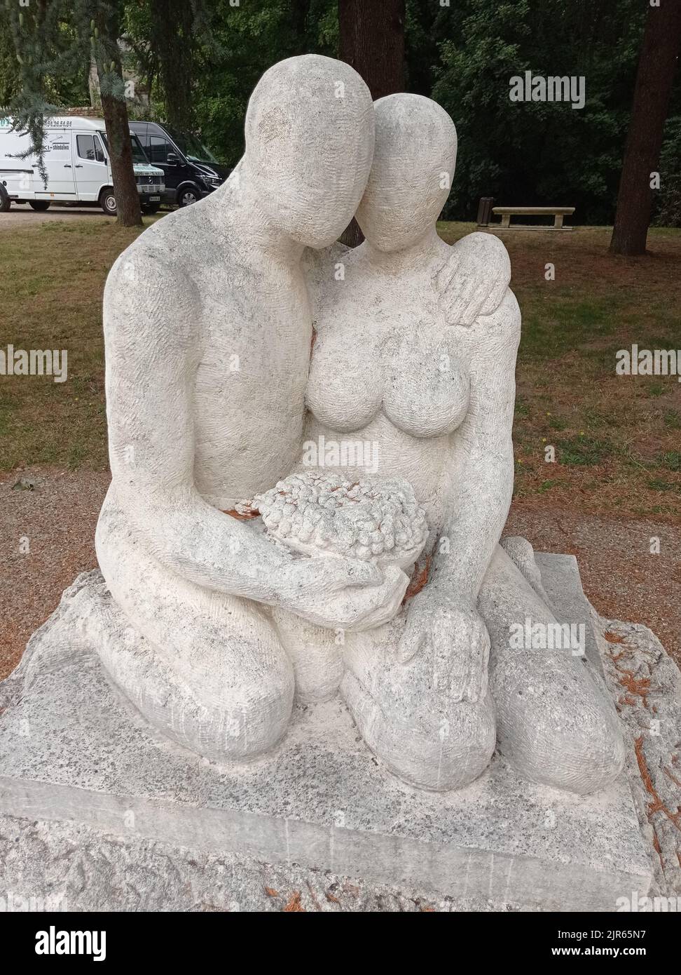 Une Statue en pierre d'un couple,Villedieu sur Indre, Indre, Frankreich Stockfoto
