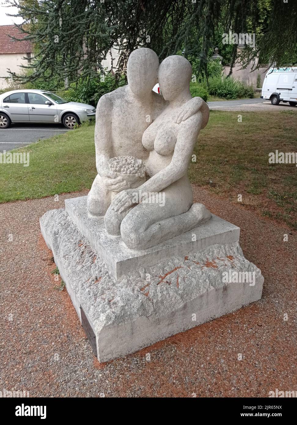 Une Statue en pierre d'un couple,Villedieu sur Indre, Indre, Frankreich Stockfoto