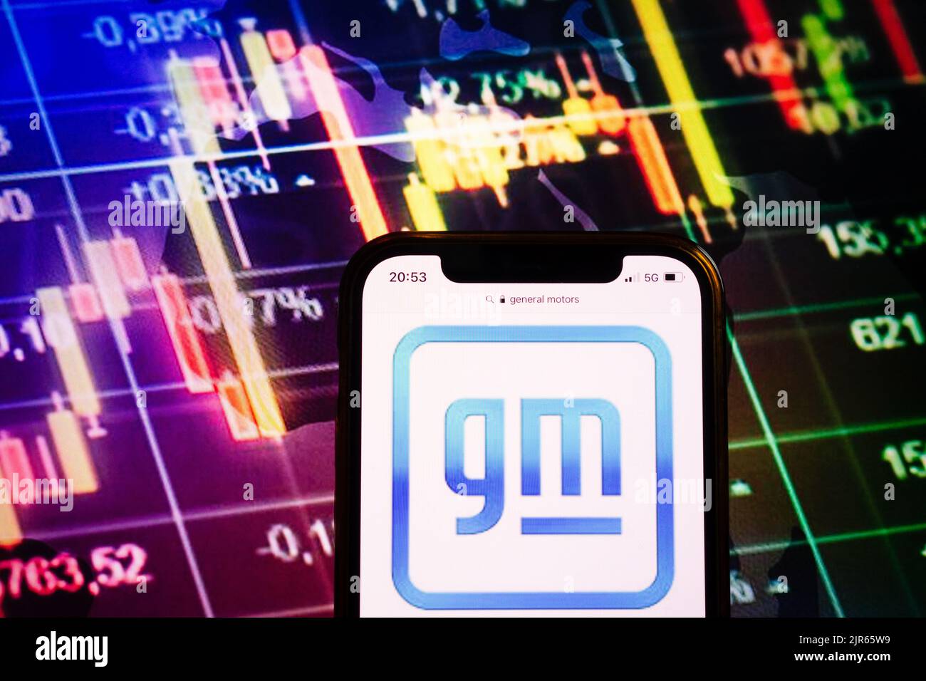 KONSKIE, POLEN - 10. August 2022: Smartphone mit Logo der Firma General Motors im Hintergrund des Börsendiagramms Stockfoto