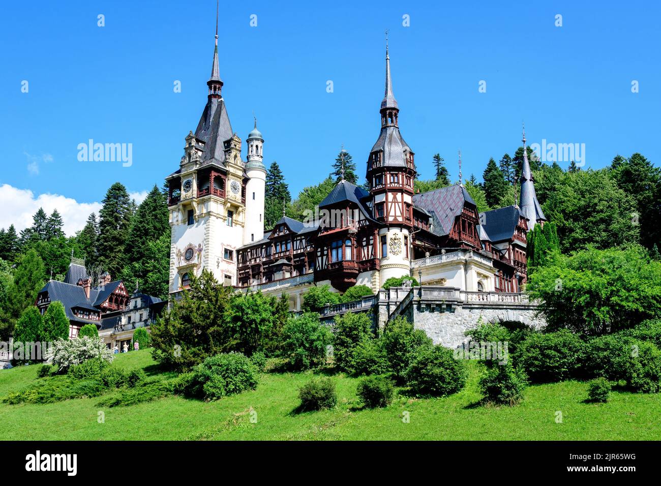 Schönes Neorenaissance-Gebäude der Burg Peles (Castelul Peles) in der Nähe des Bucegi-Gebirges (Muntii Bucegi) an einem sonnigen Sommertag in Sinaia, Romani Stockfoto