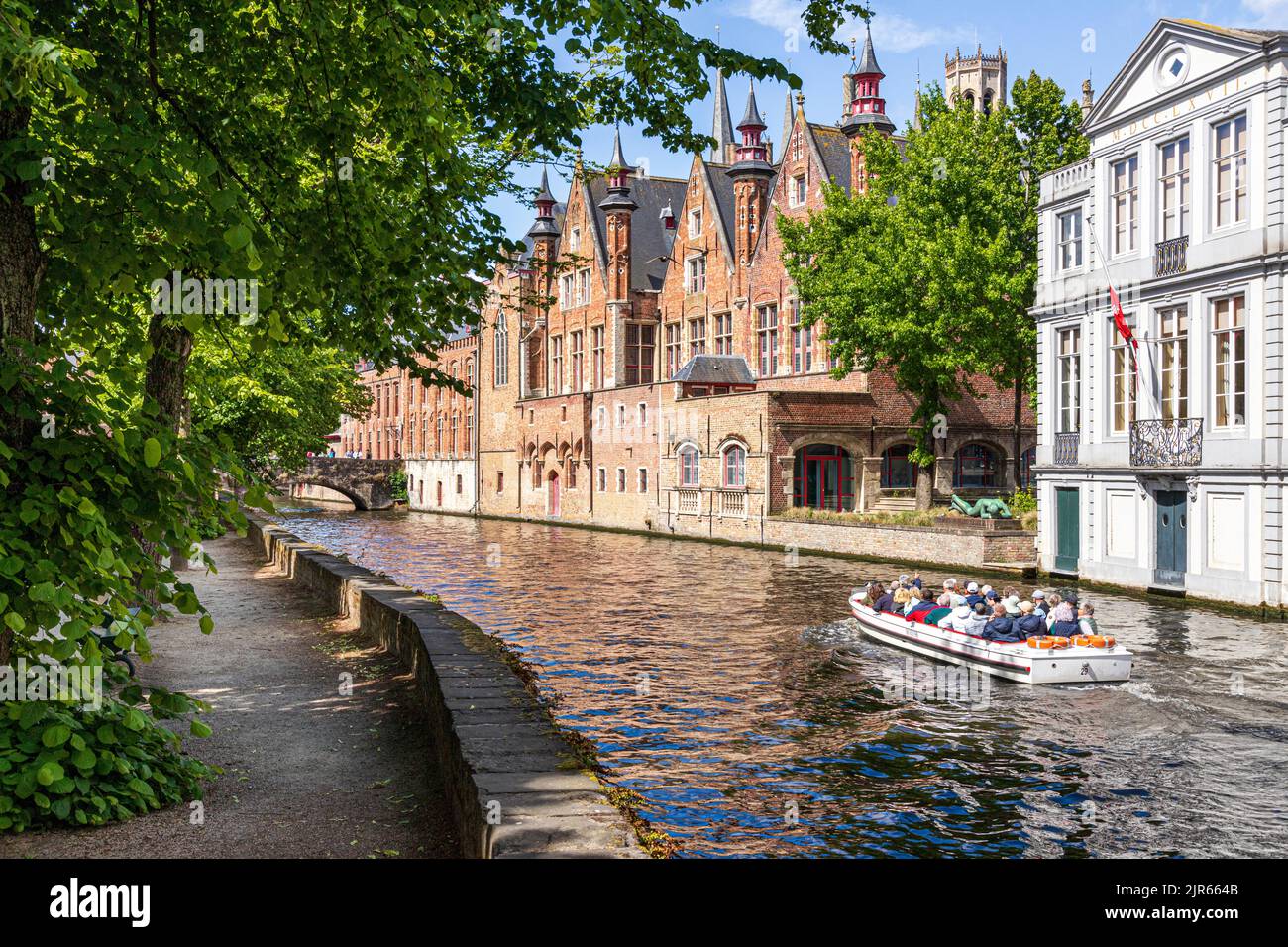 Touristen genießen eine geführte Bootsfahrt um die Kanäle von Brügge, Belgien Stockfoto